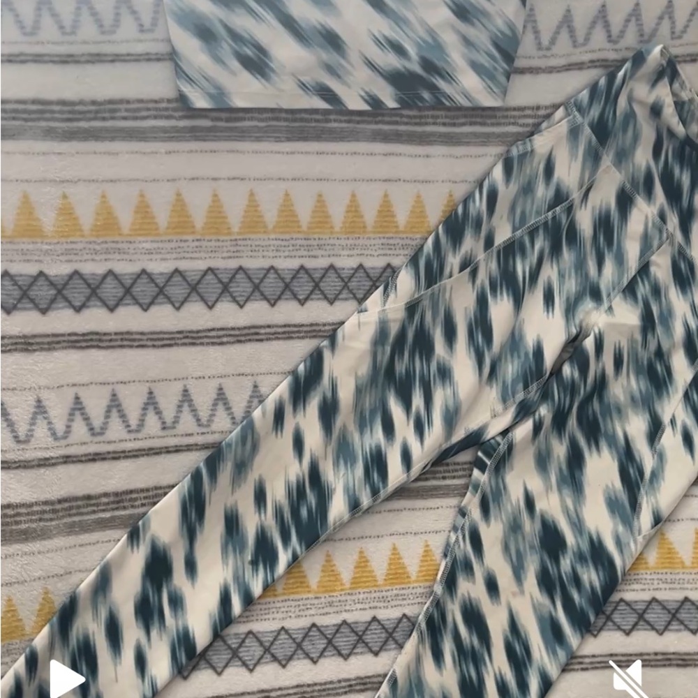 Chic Blue and White Patterned Leggings